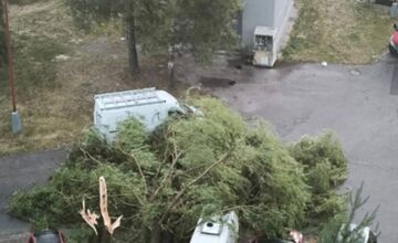 FOTO: Supercela udrela aj v Prešove. Obyvatelia hlásia popadané strechy