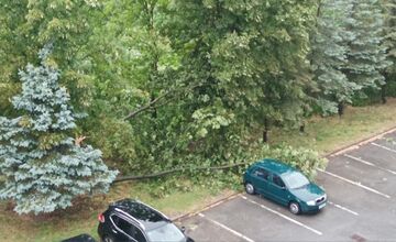 FOTO: Supercela udrela aj v Prešove. Obyvatelia hlásia popadané strechy