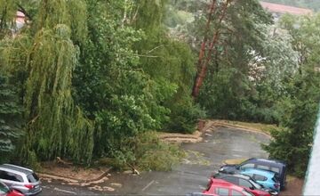 FOTO: Supercela udrela aj v Prešove. Obyvatelia hlásia popadané strechy