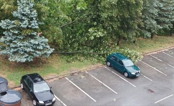 FOTO: Supercela udrela aj v Prešove. Obyvatelia hlásia popadané strechy