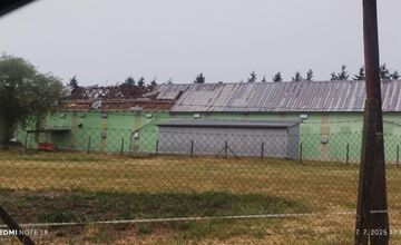 FOTO: Supercela udrela aj v Prešove. Obyvatelia hlásia popadané strechy