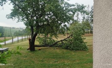 FOTO: Supercela udrela aj v Prešove. Obyvatelia hlásia popadané strechy