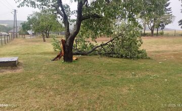 FOTO: Supercela udrela aj v Prešove. Obyvatelia hlásia popadané strechy