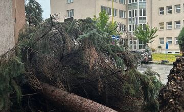 FOTO: Supercela udrela aj v Prešove. Obyvatelia hlásia popadané strechy