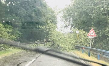 FOTO: Supercela udrela aj v Prešove. Obyvatelia hlásia popadané strechy