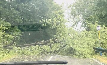 FOTO: Supercela udrela aj v Prešove. Obyvatelia hlásia popadané strechy