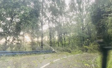 FOTO: Supercela udrela aj v Prešove. Obyvatelia hlásia popadané strechy