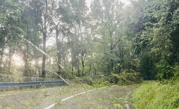 FOTO: Supercela udrela aj v Prešove. Obyvatelia hlásia popadané strechy