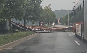 FOTO: Supercela udrela aj v Prešove. Obyvatelia hlásia popadané strechy