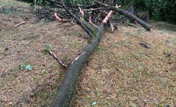 FOTO: Po pondelkovej spúšti ostávajú cintoríny v Prešove zatvorené