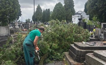 FOTO: Po pondelkovej spúšti ostávajú cintoríny v Prešove zatvorené