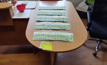 FOTO: Starostu obce vo Vranovskom okrese zadržali priamo pri braní úplatku