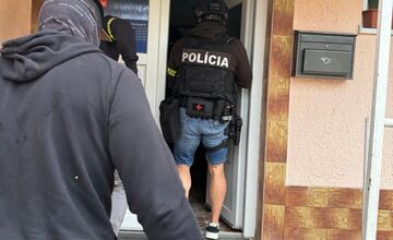 FOTO: Starostu obce vo Vranovskom okrese zadržali priamo pri braní úplatku