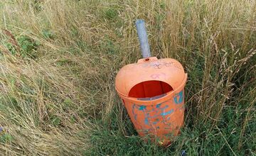 FOTO: Miestni kritizujú stav parku na Sekčove – odpadky a zarastené chodníky