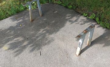 FOTO: Miestni kritizujú stav parku na Sekčove – odpadky a zarastené chodníky