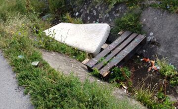 FOTO: Miestni kritizujú stav parku na Sekčove – odpadky a zarastené chodníky