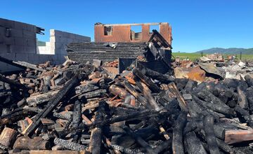 FOTO: Po ničivom požiari v Spišskom Štiavniku prosia rodiny o pomoc