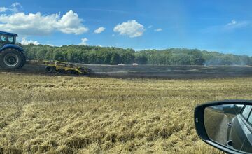 FOTO: V Prešovskom okrese vypukol požiar poľa, hasiči bojujú s plameňmi