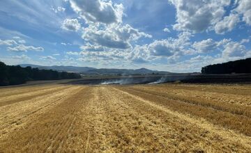 FOTO: V Prešovskom okrese vypukol požiar poľa, hasiči bojujú s plameňmi
