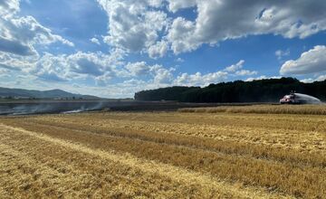 FOTO: V Prešovskom okrese vypukol požiar poľa, hasiči bojujú s plameňmi