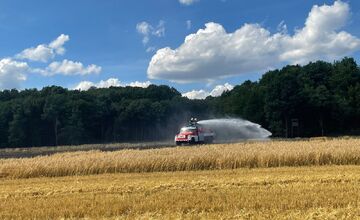 FOTO: V Prešovskom okrese vypukol požiar poľa, hasiči bojujú s plameňmi