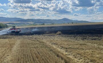 FOTO: V Prešovskom okrese vypukol požiar poľa, hasiči bojujú s plameňmi
