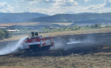 FOTO: V Prešovskom okrese vypukol požiar poľa, hasiči bojujú s plameňmi