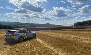 FOTO: V Prešovskom okrese vypukol požiar poľa, hasiči bojujú s plameňmi