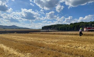 FOTO: V Prešovskom okrese vypukol požiar poľa, hasiči bojujú s plameňmi