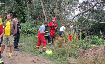 FOTO: Žena z Petrovian bola nájdená v toku rieky Torysa, pátrači ju zachránili 