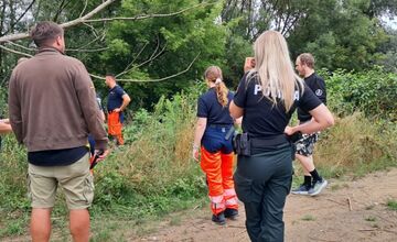 FOTO: Žena z Petrovian bola nájdená v toku rieky Torysa, pátrači ju zachránili 