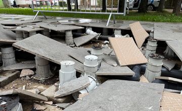 FOTO: Fontána v Kežmarku pri tržnici dostala poriadne zabrať