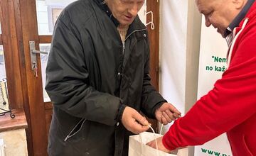 FOTO: Prešovská organizácia Podaj ďalej Prešov smúti. Zomrel pán Oliver