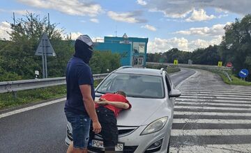 FOTO: Policajti zastavili na diaľnici podozrivého Sabinovčana, našli u neho drogy
