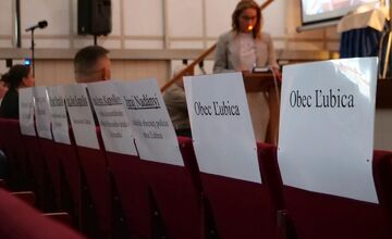 FOTO: Mestskí poslanci reagovali na spor, ktorý zasiahol celé sídlisko Juh