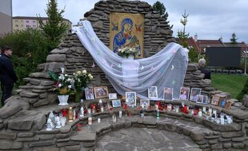 FOTO: Posledná rozlúčka s troma mladými dievčatami zo Spišského Podhradia, apríl 2024