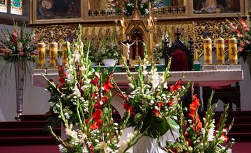 FOTO: Bazilika v Kežmarku sa zaplnila nádhernými kvetmi