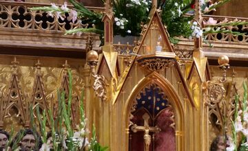 FOTO: Bazilika v Kežmarku sa zaplnila nádhernými kvetmi