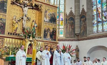 FOTO: Bazilika v Kežmarku sa zaplnila nádhernými kvetmi