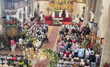 FOTO: Bazilika v Kežmarku sa zaplnila nádhernými kvetmi