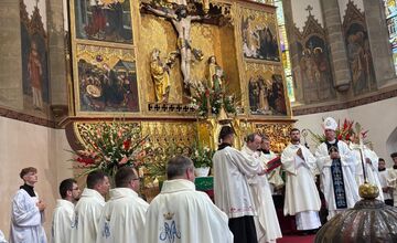 FOTO: Bazilika v Kežmarku sa zaplnila nádhernými kvetmi