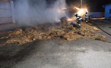 FOTO: FOTO: Páchateľ v okrese Stropkov úmyselne zapálil balíky sena na traktore