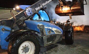 FOTO: FOTO: Páchateľ v okrese Stropkov úmyselne zapálil balíky sena na traktore