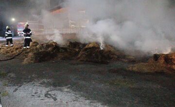 FOTO: FOTO: Páchateľ v okrese Stropkov úmyselne zapálil balíky sena na traktore