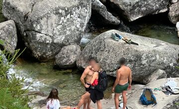 FOTO: Cudzinci sa kúpali v Tatrách. Opäť v tom istom potoku ako Tabáková