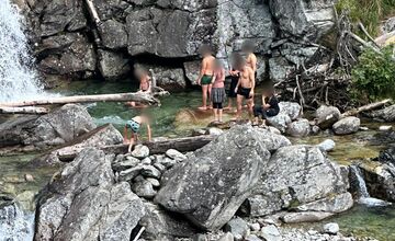 FOTO: Cudzinci sa kúpali v Tatrách. Opäť v tom istom potoku ako Tabáková