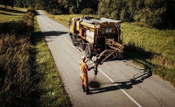 FOTO: Cesty v PSK opravujú „Turbo“ metódou, taký stroj ste ešte nevideli