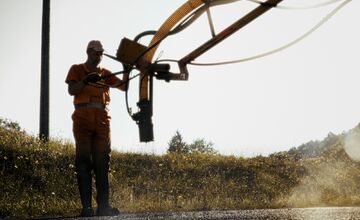 FOTO: Cesty v PSK opravujú „Turbo“ metódou, taký stroj ste ešte nevideli