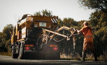 FOTO: Cesty v PSK opravujú „Turbo“ metódou, taký stroj ste ešte nevideli