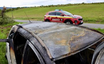 FOTO: Nehoda a požiar pri Lipanoch. Vodič skončil v nemocnici